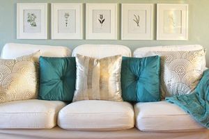 Как украсить диван на зиму